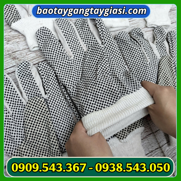 Găng tay vải bạt phủ hạt nhựa có cổ tay bo thun co giãn tốt Bề mặt găng tay vải bạt phủ hạt nhựa