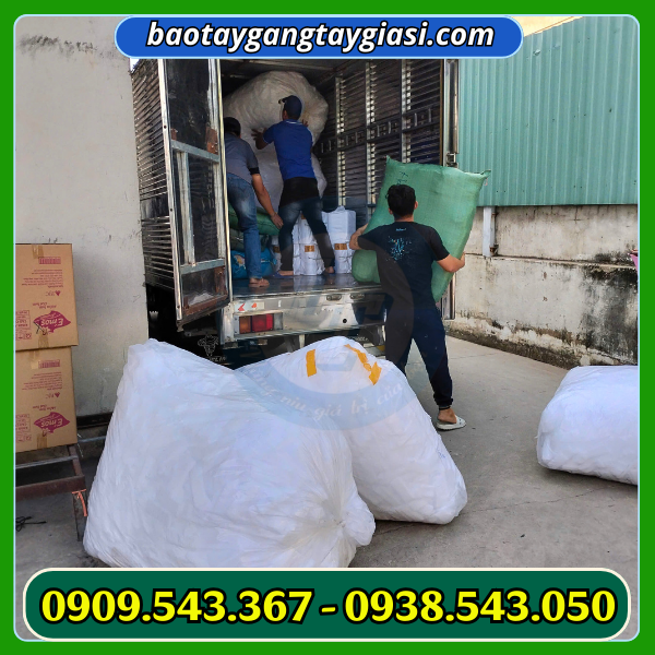 Giao hàng găng tay cho khách Giao hàng găng tay cho khách