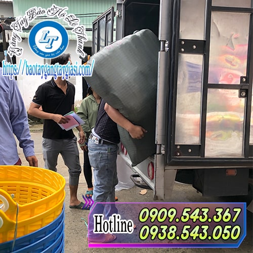 Giao hàng ra chành xe cho khách ở tỉnh