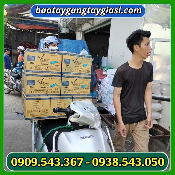 Giao găng tay cho khách Giao găng tay cho khách