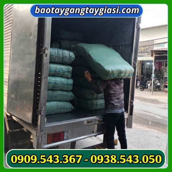 Giao găng tay cho khách Giao găng tay cho khách