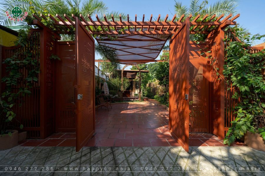 Cổng chính vào nhà với màu gạch nung Cổng chính vào nhà với màu gạch nung