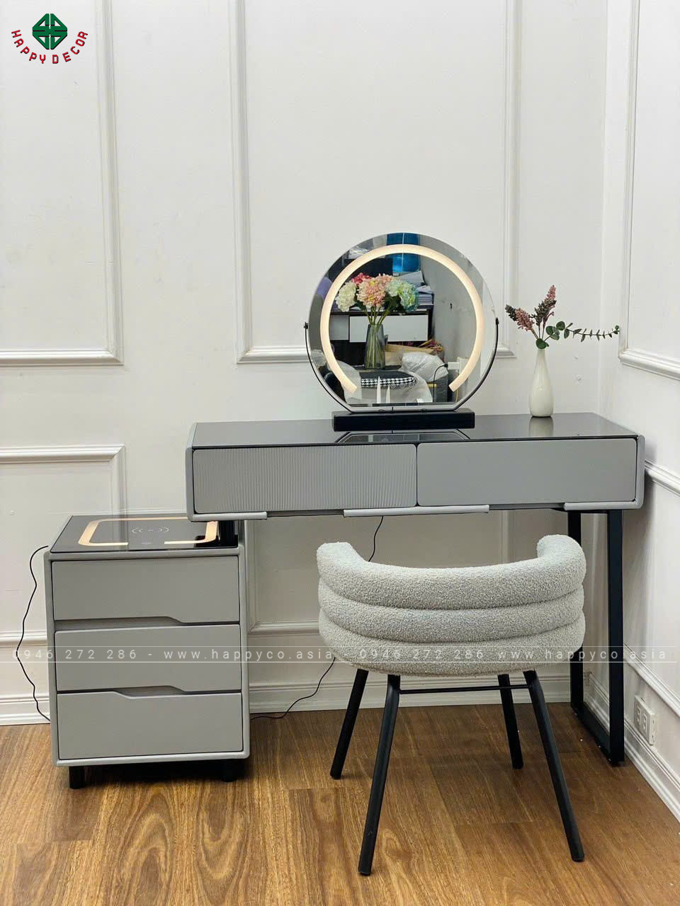 Khác với gỗ truyền thống, bề mặt nhựa của bàn trang điểm dễ dàng lau chùi