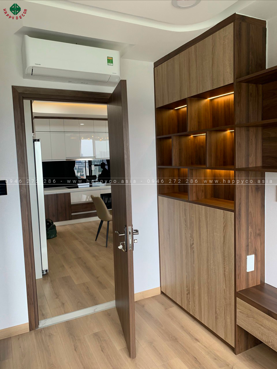 Tủ trưng bày phòng khách toát lên sự thu hút khi sử dụng ván gỗ nhựa Pima