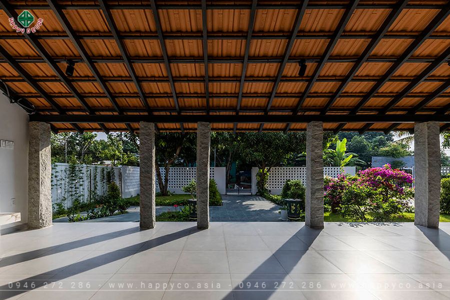 Cột đá như những cái chân giúp nâng đỡ mái ngói Cột đá như những cái chân giúp nâng đỡ mái ngói