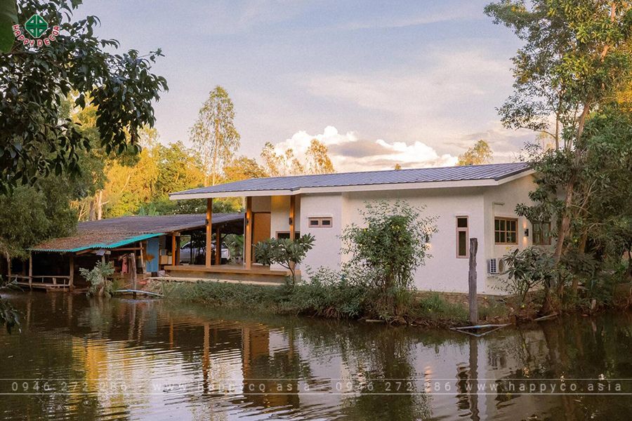 Mặt tiền của căn nhà bên hồ hiện đại nhưng vẫn giản dị Mặt tiền của căn nhà bên hồ hiện đại nhưng vẫn giản dị