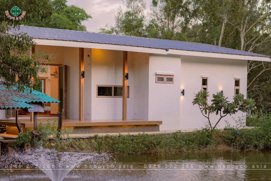 Ban công gỗ trải dài trước nhà Ban công gỗ trải dài trước nhà