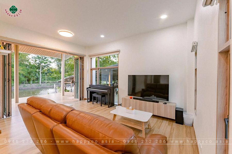 Khu vực phòng khách với thiết kế mở tầm nhìn ra hồ Khu vực phòng khách với thiết kế mở tầm nhìn ra hồ