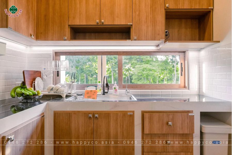 Cửa sổ nhà bếp với tầm nhìn ra hồ vô cùng đã mắt Cửa sổ nhà bếp với tầm nhìn ra hồ vô cùng đã mắt