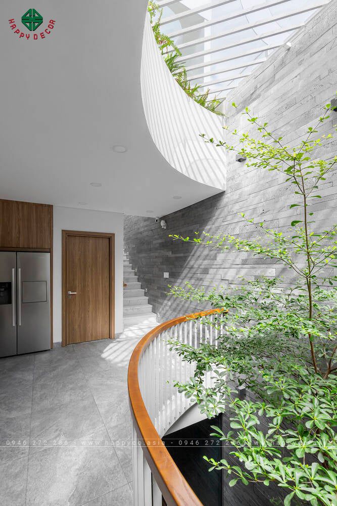 Nhiều gia đình trồng hẳn một vườn cây mini trong khoảng giếng trời