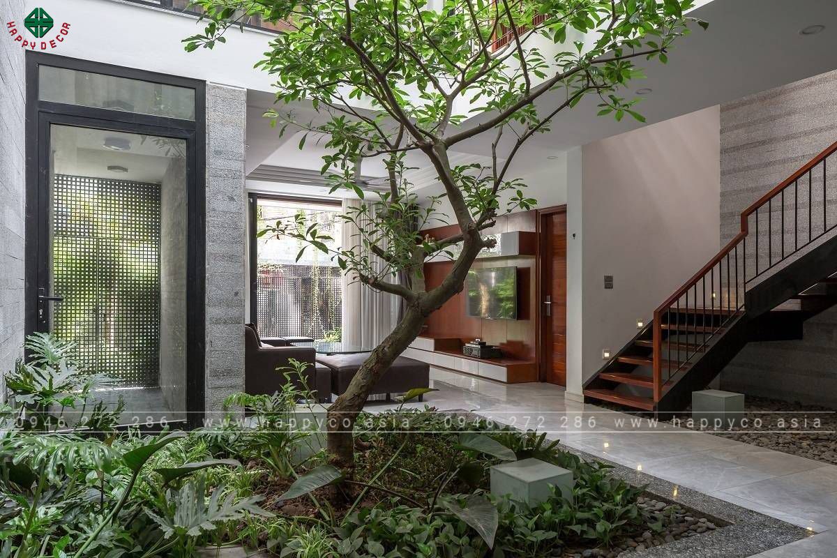 Với mật độ đô thị dày đặc, mỗi gia đình nên tận dụng khe thoáng để trồng cây xanh, mang đến oxy tươi cho không gian sống