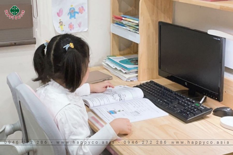 Diện tích mặt bàn phù hợp giúp bé thoải mái khi học tập Diện tích mặt bàn phù hợp giúp bé thoải mái khi học tập