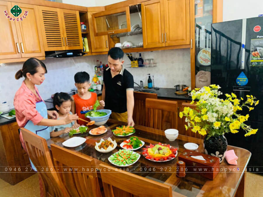 Gia đình hạnh phúc bên tủ bếp gỗ công nghiệp hiện đại thiết kế bởi Happy Decor Gia đình hạnh phúc bên tủ bếp gỗ công nghiệp hiện đại thiết kế bởi Happy Decor