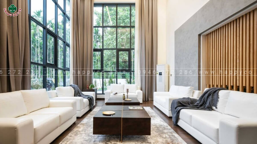 Tường được thay bằng cửa kính trải dài giúp mở rộng tầm nhìn bên ngoài Tường được thay bằng cửa kính trải dài giúp mở rộng tầm nhìn bên ngoài