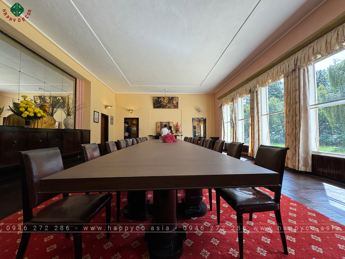 Bàn ăn được làm từ gỗ tạo cảm giác sang trọng bền vững và chắc chắn