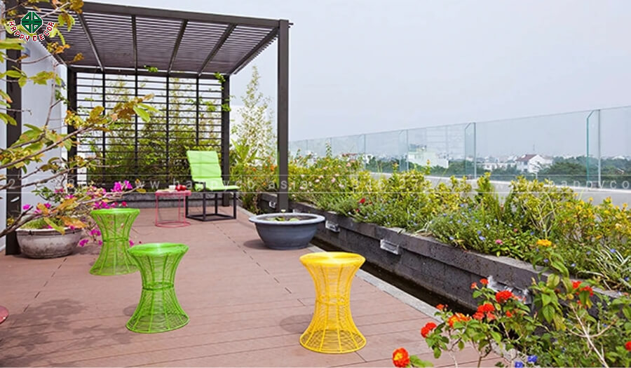 Sân thượng rộng rãi với nhiều hoa và tầm nhìn xa Sân thượng rộng rãi với nhiều hoa và tầm nhìn xa