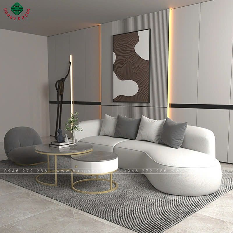 Bộ sofa rộng rãi cùng với thảm trải sàn và bàn trà kiểu dáng đơn giản nhưng sang trọng