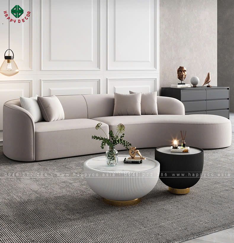 Mẫu thiết kế này nổi bật với bộ sofa chữ L màu kem, tạo cảm giác nhẹ nhàng và rộng rãi