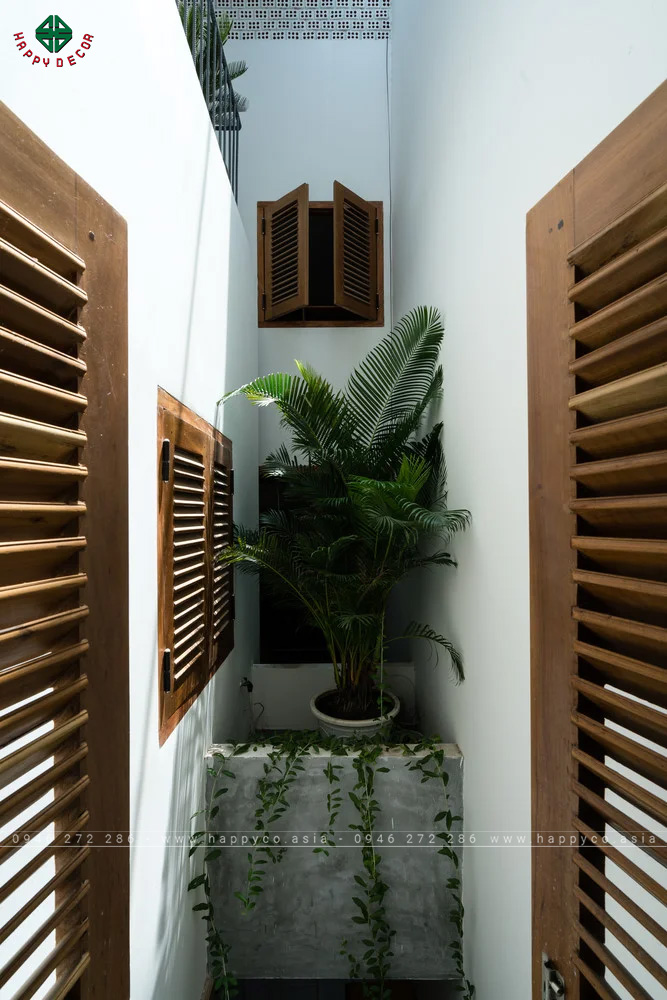 Không gian nhìn từ trong ra cửa thoáng đãng, thoải mái