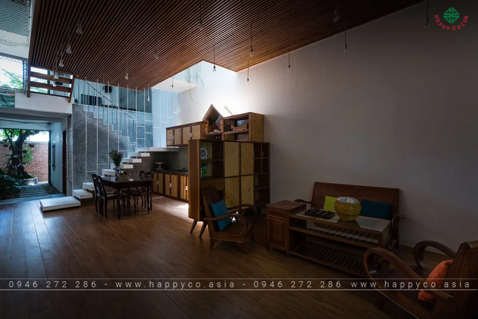 Phòng khách được bố trí nội thất để giữ nguyên bản sắc ngày xưa