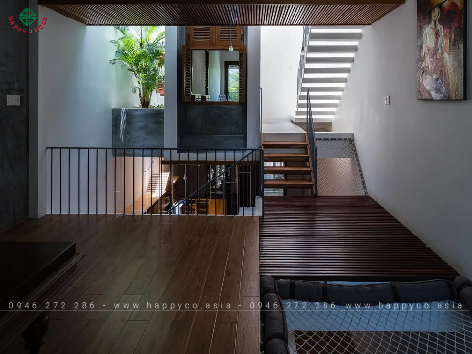 Cầu thang và sàn nhà được làm bằng ván lót sàn để tăng thêm vẻ thẩm mỹ