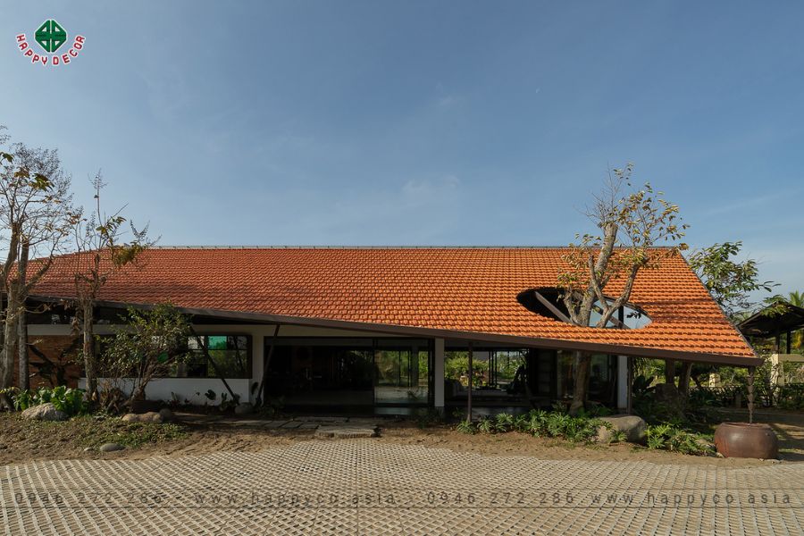 Mái ngói đỏ được khoét lỗ giữ lại cây xanh Mái ngói đỏ được khoét lỗ giữ lại cây xanh