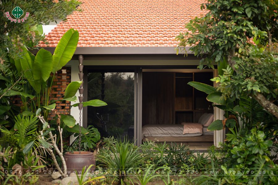 Bên ngoài phòng ngủ là những hình ảnh tuổi thơ như cây chuối, chum nước Bên ngoài phòng ngủ là những hình ảnh tuổi thơ như cây chuối, chum nước