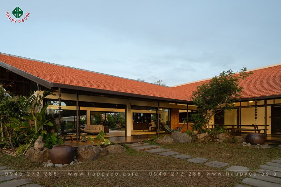 Mái ngói dốc lớn, trải dài giúp chống nóng và đón gió Mái ngói dốc lớn, trải dài giúp chống nóng và đón gió