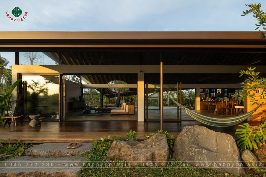 Hành lang thiết kế mở hoàn toàn về phía sân Hành lang thiết kế mở hoàn toàn về phía sân