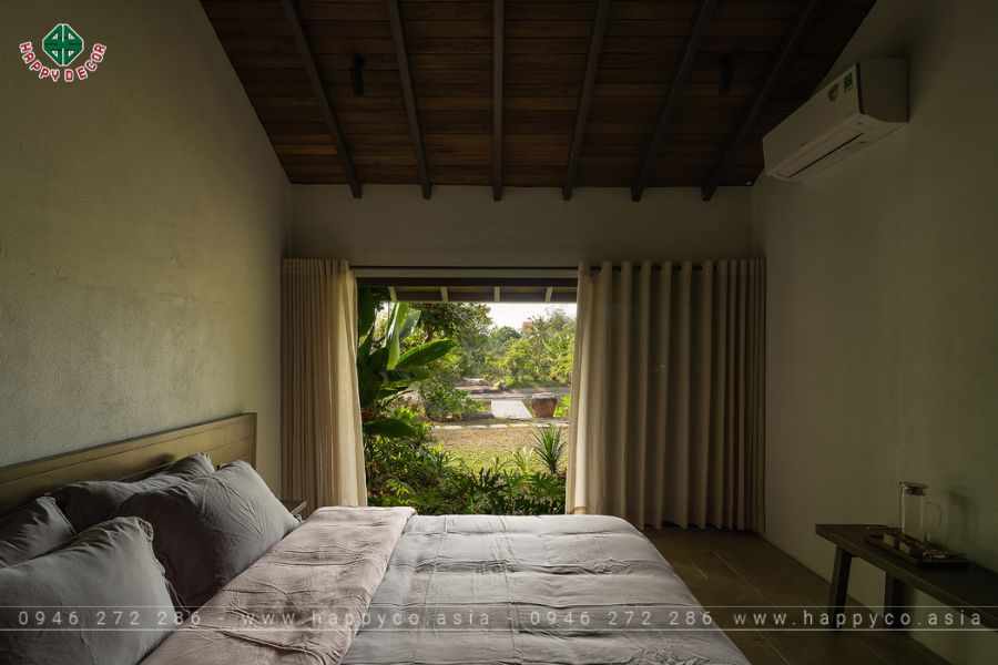 Phòng ngủ có cửa lớn mở thẳng ra vườn Phòng ngủ có cửa lớn mở thẳng ra vườn