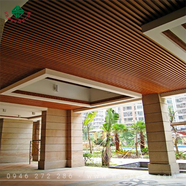 Mẫu trần nhà bằng tấm ốp lam sóng cho sảnh chung cư.