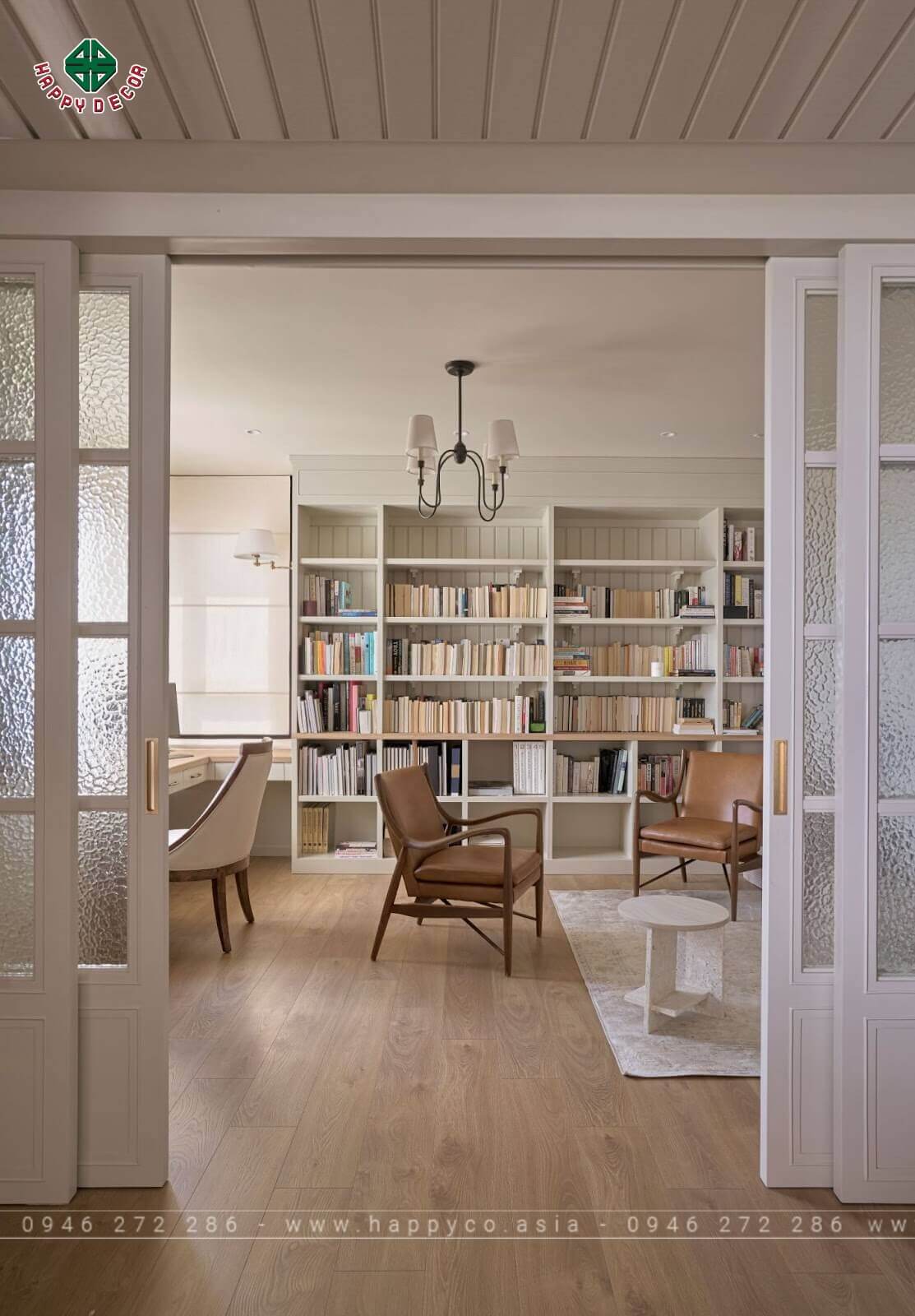 Phòng làm việc được trang bị cửa kính yên tĩnh Phòng làm việc được trang bị cửa kính yên tĩnh