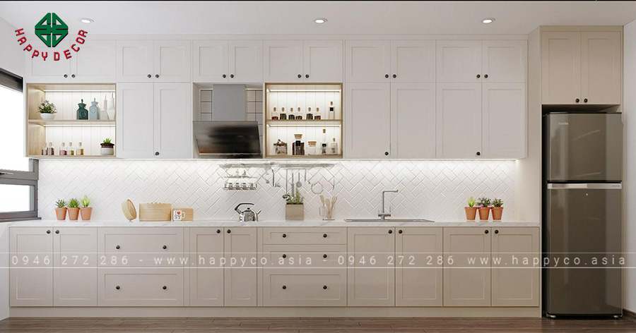 Hệ thống tủ bếp âm tường có thiết kế đơn giản và sử dụng màu trắng ngà để phù hợp với phong cách thiết kế.