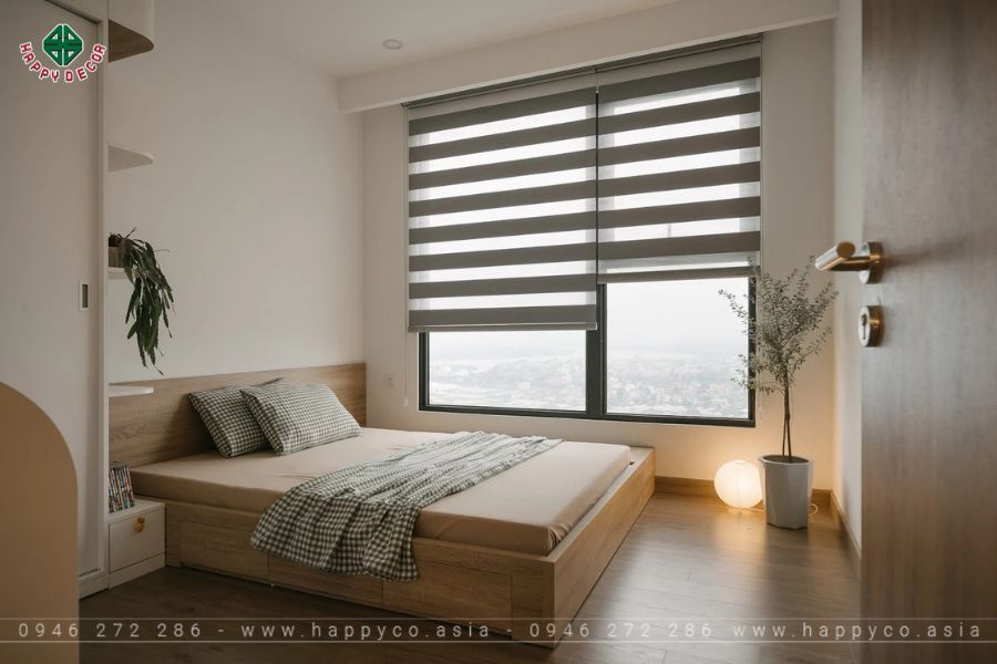 Phòng ngủ phụ với hệ cửa kính lớn giúp phóng tầm nhìn ra thành phố Phòng ngủ phụ với hệ cửa kính lớn giúp phóng tầm nhìn ra thành phố