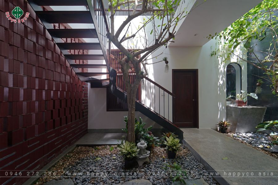 Khoảng thông tầng dưới chân cầu thang được tận dùng làm tiểu cảnh Khoảng thông tầng dưới chân cầu thang được tận dùng làm tiểu cảnh