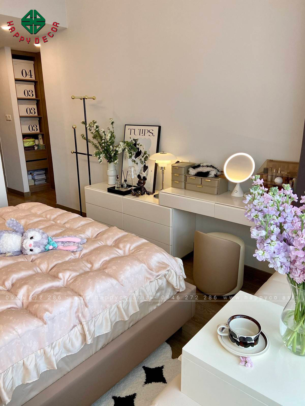 Giường lớn với đầu giường cao, chăn ga gối đệm màu hồng nhạt