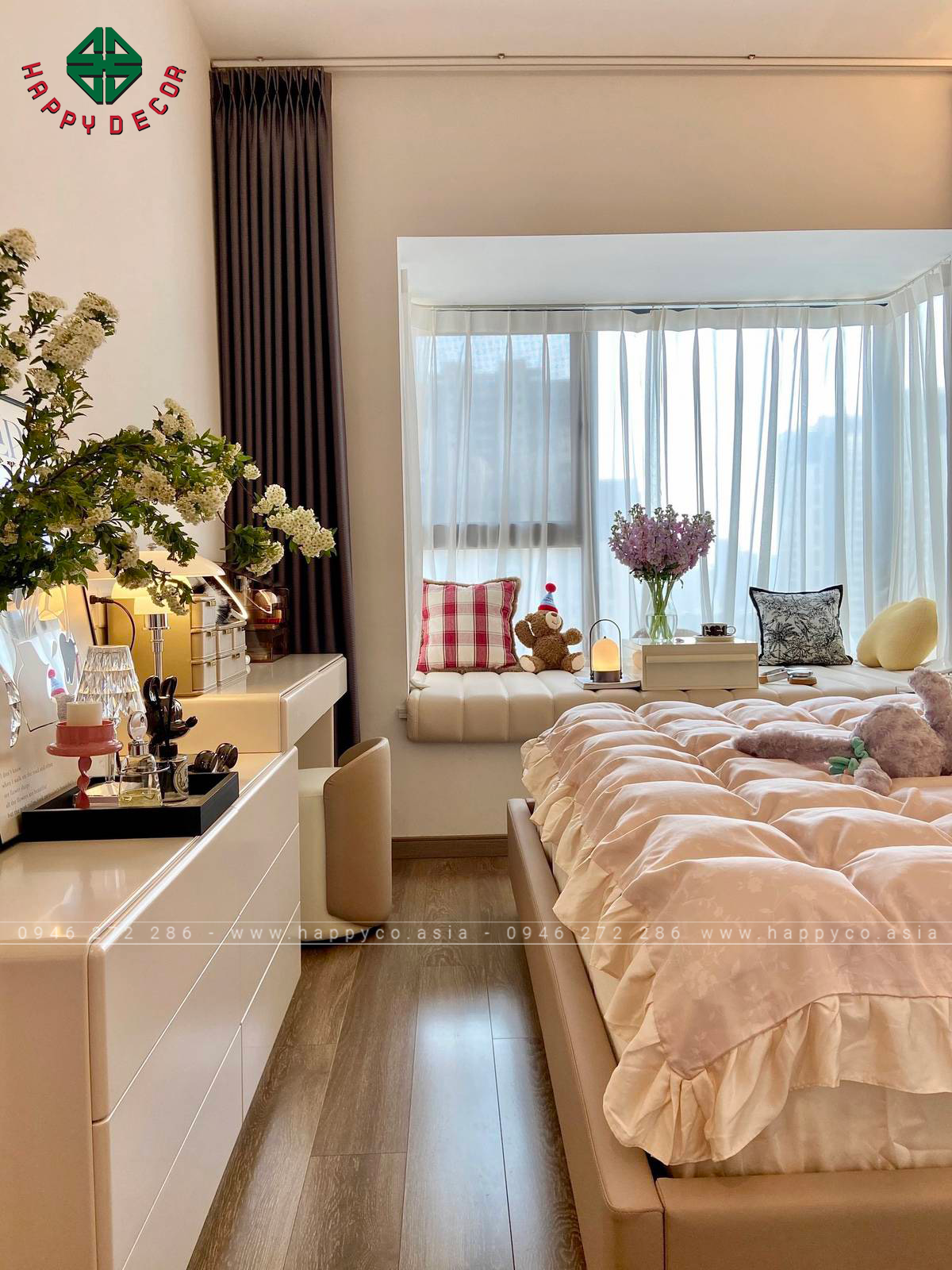 Giường ngủ nên đặt ở vị trí trung tâm, có thể kết hợp đầu giường ốp gỗ hoặc bọc nệm để tăng cảm giác ấm cúng.