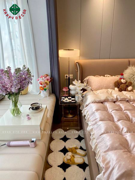 Màu trắng giúp phòng ngủ trông rộng rãi và sáng sủa hơn, trong khi màu hồng mang lại sự ấm áp, dịu dàng.