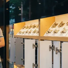 Phụ kiện nội thất : So sánh bản lề thường và bản lề giảm chấn!Nên chọn loại nào?