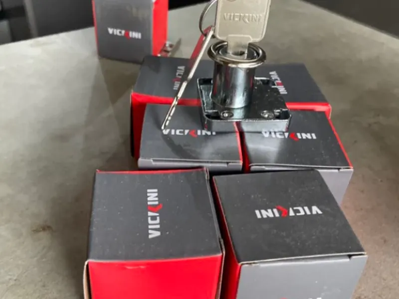 Khóa Vuông 03138.022 VICKINI Crom Bóng