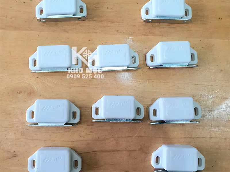 Nam châm hít cửa tủ 