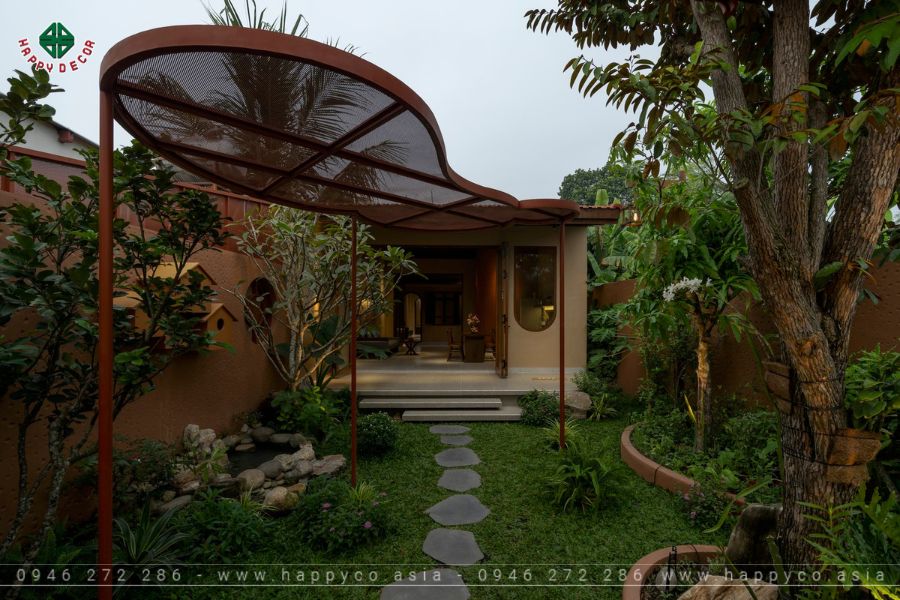 Khoảng sân vườn lát đá dẫn vào nhà Khoảng sân vườn lát đá dẫn vào nhà