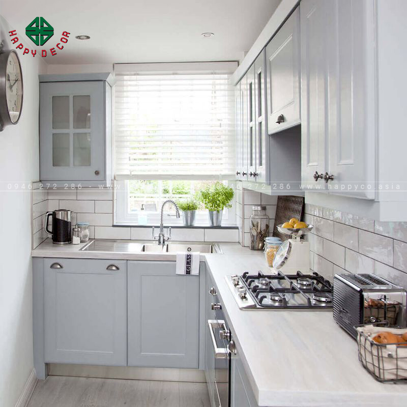 Mẫu tủ bếp hình chữ L có cửa sổ giúp không gian luôn thông thoáng, khô ráo