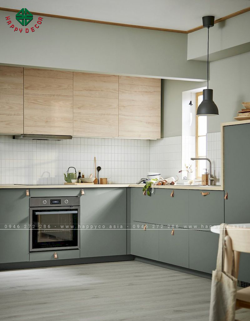 Mẫu tủ bếp hình chữ L có cửa sổ giúp không gian luôn thông thoáng, khô ráo