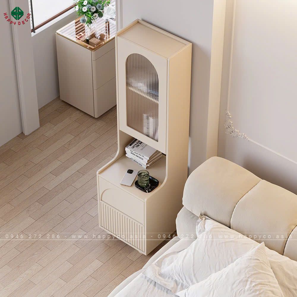 Tủ được thiết kế đa năng với ngăn kéo và kệ mở rộng rãi, giúp bạn có thêm không gian để lưu trữ sách