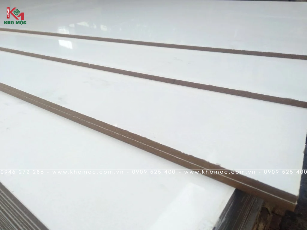 Ván ép phủ keo poly trắng là gì?