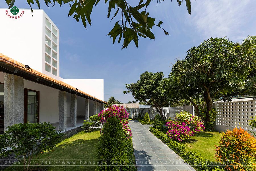 Khoảng sân vườn được lát đá cùng không gian xanh tạo cảm giác thoải mái Khoảng sân vườn được lát đá cùng không gian xanh tạo cảm giác thoải mái
