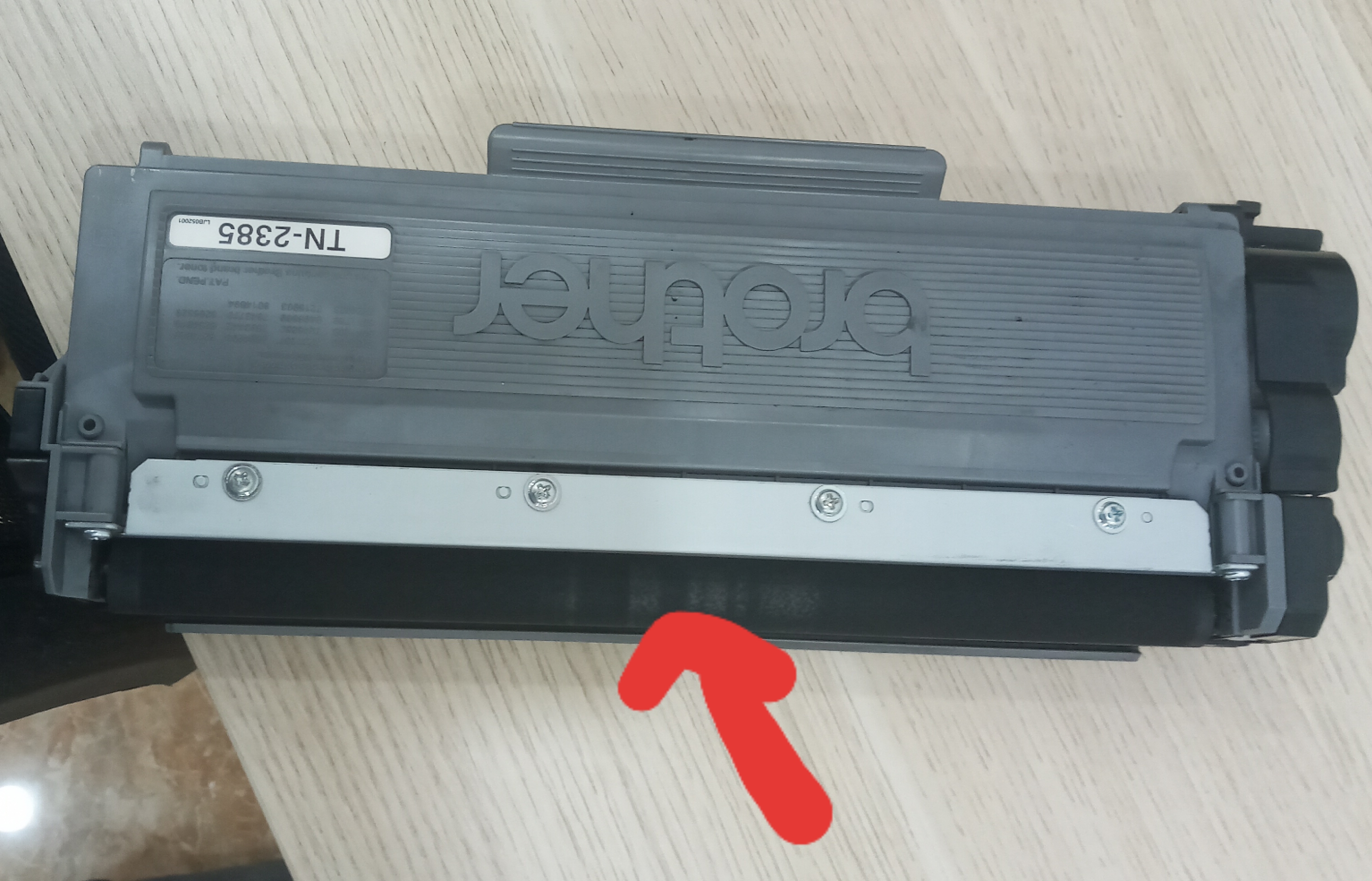 hướng dẫn sửa máy in Brother in bị mờ. Loại bỏ mực đóng trên gạt mực sẽ giúp bản in có chất lượng tốt hơn rất nhiều.