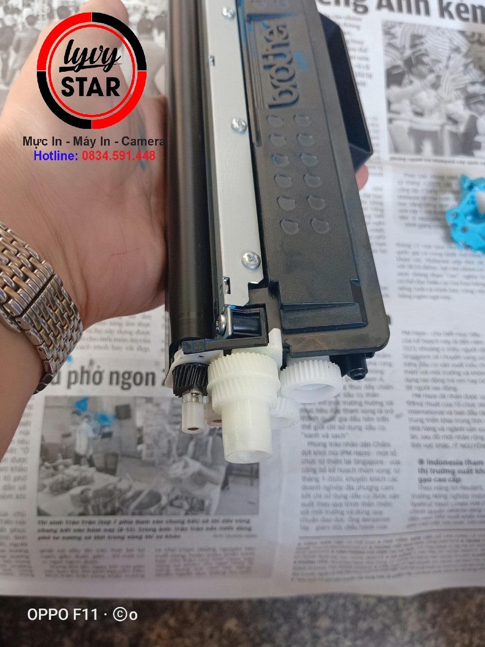 Vệ sinh kỹ lưỡng bên trong hộp mực Bảo trì các linh kiện quan trọng Vệ sinh kỹ lưỡng bên trong hộp mực Bảo trì các linh kiện quan trọng