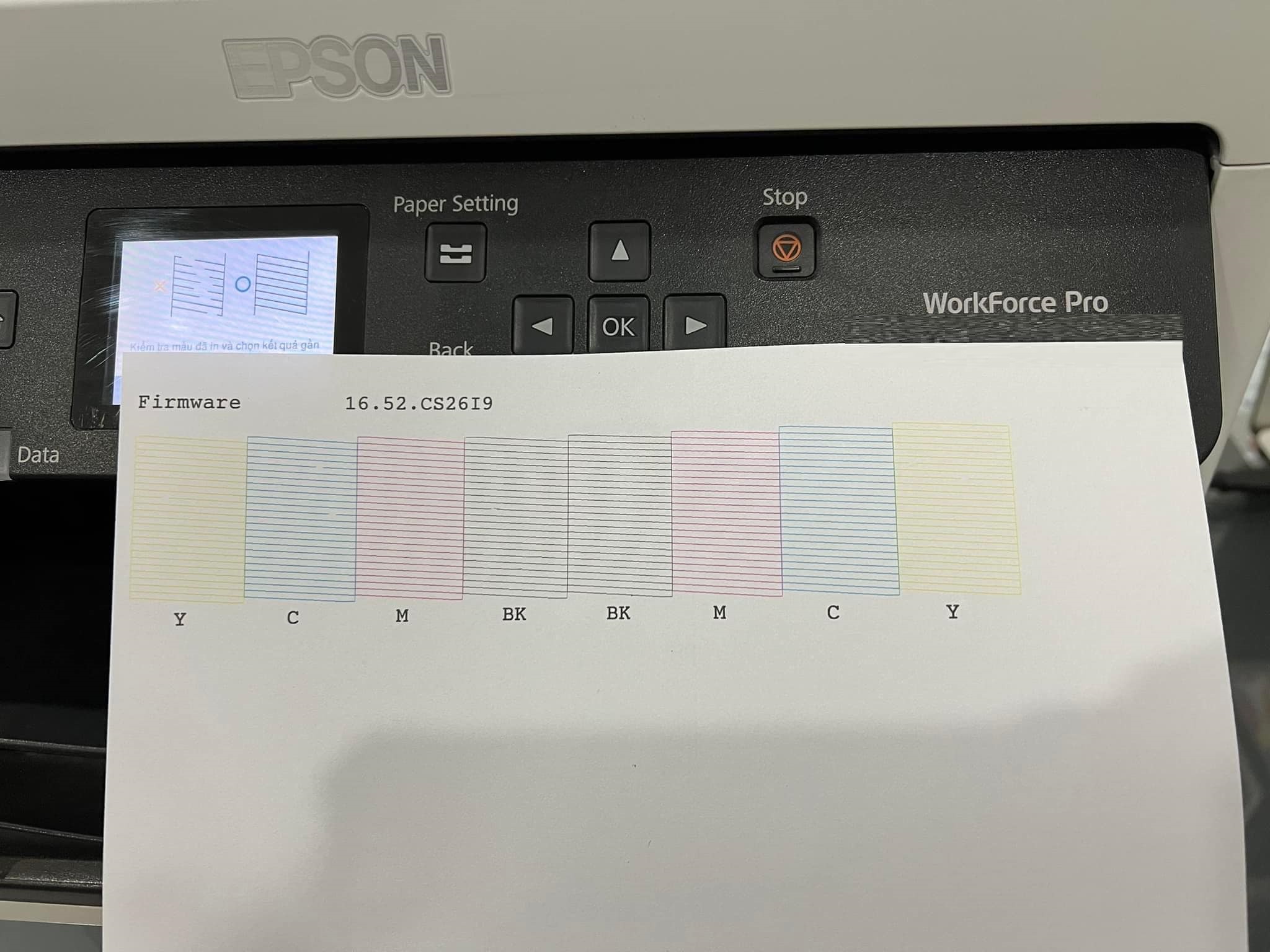 Hướng dẫn vệ sinh đầu phun máy in màu Epson C5390/C5890 Tiếp tục nhấp vào “Print Nozzle Check Pattern”
